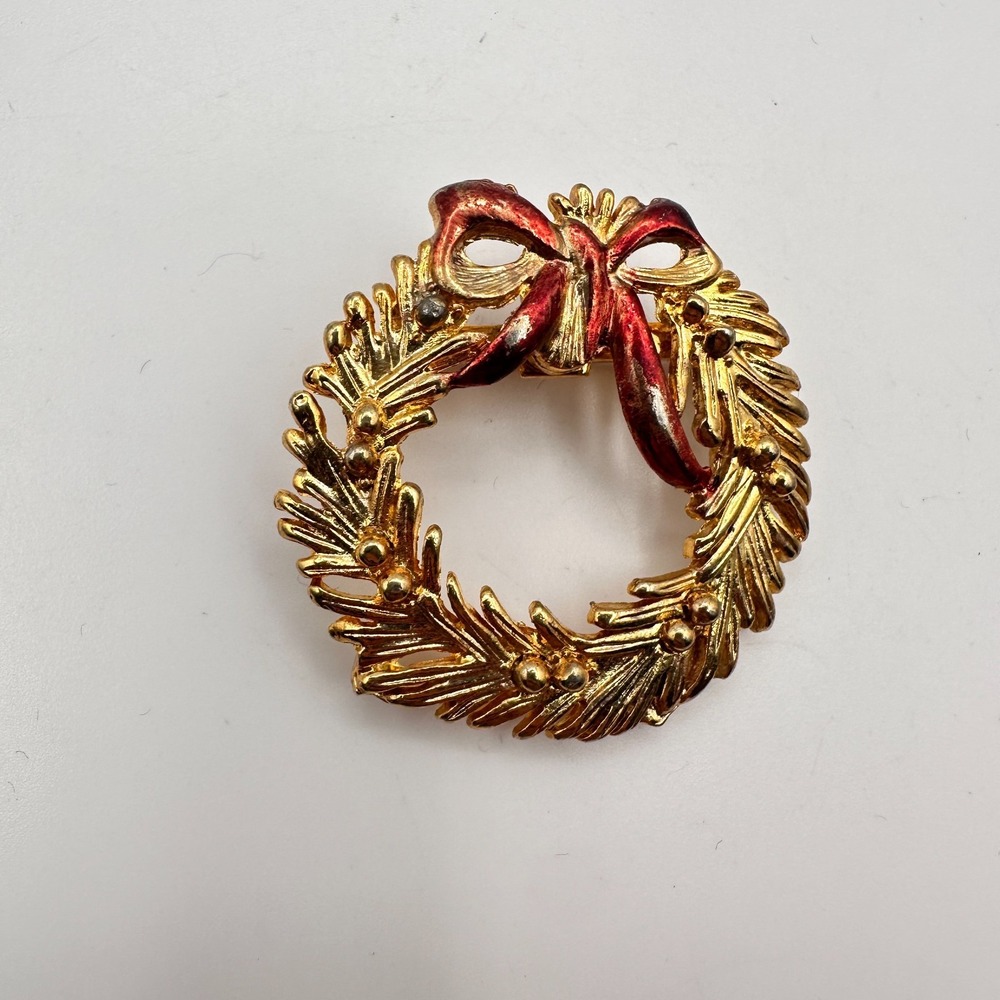 Vintage Y2K Christmas Wreath Brooch Pin Gold Tone Red Enamel Bow Holiday Jewelry